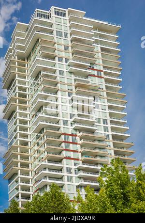 Detail eines modernen Hochhauses. Hochhäuser in Kelowna Innenstadt an einem sonnigen Sommertag. Moderne Apartmentgebäude in British Columbia, Kanada-Juni Stockfoto