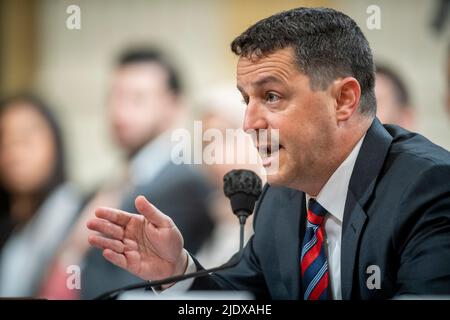 Washington, DC am 23. Juni 2022. Steven Engel, ehemaliger stellvertretender Generalanwalt des Office of Legal Counsel, beantwortet Fragen am fünften Tag des Auswahlausschusses des US-Repräsentantenhauses zur Untersuchung des Angriffs vom 6.. Januar auf die Anhörung des US-Kapitols auf dem Capitol Hill in Washington, DC am 23. Juni 2022. Kredit: Rod Lampey/CNP Stockfoto