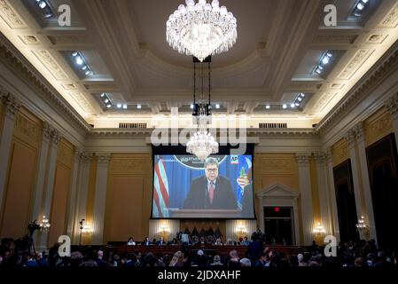 Washington, DC am 23. Juni 2022. Am fünften Tag des Auswahlkomitees des US-Repräsentantenhauses zur Untersuchung des Angriffs vom 6.. Januar auf die Anhörung des US-Kapitols am 23. Juni 2022 auf dem Capitol Hill in Washington, DC, wird ein Video auf der Großleinwand abgespielt. Kredit: Rod Lampey/CNP Stockfoto