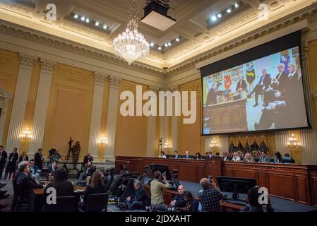 Washington, DC am 23. Juni 2022. Am fünften Tag des Auswahlkomitees des US-Repräsentantenhauses zur Untersuchung des Angriffs vom 6.. Januar auf die Anhörung des US-Kapitols am 23. Juni 2022 auf dem Capitol Hill in Washington, DC, wird ein Video auf der Großleinwand abgespielt. Kredit: Rod Lampey/CNP Stockfoto