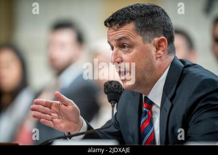 Washington, DC am 23. Juni 2022. Steven Engel, ehemaliger stellvertretender Generalanwalt des Office of Legal Counsel, beantwortet Fragen am fünften Tag des Auswahlausschusses des US-Repräsentantenhauses zur Untersuchung des Angriffs vom 6.. Januar auf die Anhörung des US-Kapitols auf dem Capitol Hill in Washington, DC am 23. Juni 2022. Kredit: Rod Lampey/CNP Stockfoto