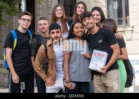 Rieti, Italien. 22.. Juni 2022. Die Reifeprüfungen beginnen für die Schüler in ihrem letzten Jahr der High School. Der italienische Test eröffnet die 2022 Prüfungen, die aufgrund des Gesundheitsnotfalls von covid19 nach zwei Jahren mit schriftlichen Tests wieder normal geworden sind. Auch unter den Tracks ist das Thema Hyperconnection. Am 22. Juni 2022 in Rieti, Italien. (Bild: © Riccardo Fabi/Pacific Press via ZUMA Press Wire) Stockfoto