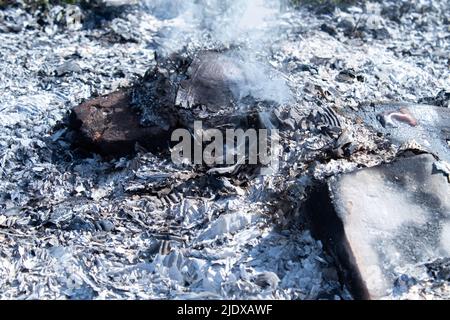 Im Hintergrund der Holzbretter des Hauses brennt eine große Feuerflamme Stockfoto