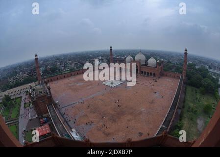 21. Juni 2022, Lahore, Punjab, Pakistan: Eine attraktive, atemberaubende Aussicht auf die Wolken, die während der Regenzeit von der historischen Badshahi-Moschee in der Provinzhauptstadt Lahore über dem Himmel schweben. Die historische Badshahi-Moschee (die Königliche Moschee) ist eine Mughal-Ära Gemeindemoschee in Lahore, der Hauptstadt der pakistanischen Provinz Punjab. Die Moschee liegt westlich von Lahore Fort am Stadtrand der ummauerten Stadt Lahore und gilt weithin als eines der berühmtesten Wahrzeichen von Lahore. Die Badshahi-Moschee wurde zwischen 1671 und 1673 vom Moghul-Kaiser Aurangzeb erbaut. Stockfoto