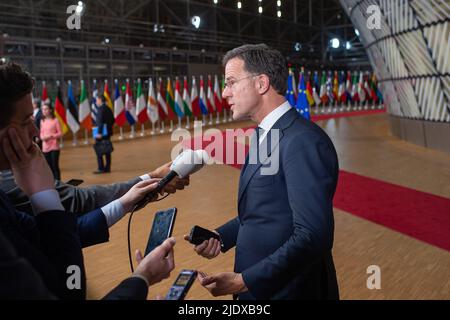 2022-06-24 00:28:10 BRÜSSEL - Premierminister der Niederlande Mark Rutte spricht die Presse nach dem ersten Tag eines europäischen Gipfels unter anderem über die Kandidatenmitgliedschaft der Ukraine, Moldawien und Georgien. Der Schwerpunkt des Gipfels wird auf der Zusammenarbeit zwischen der Europäischen Union und den westlichen Balkanstaaten liegen. ANP JONAS ROOSENS niederlande Out - belgien Out Stockfoto