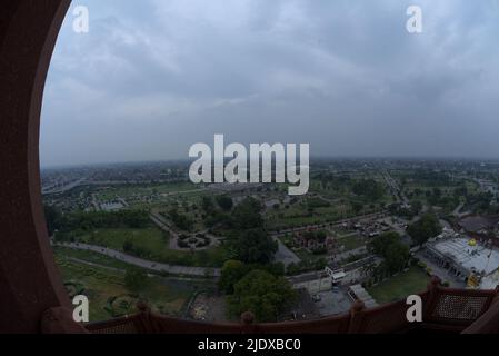 21. Juni 2022, Lahore, Punjab, Pakistan: Eine attraktive, atemberaubende Aussicht auf die Wolken, die während der Regenzeit von der historischen Badshahi-Moschee in der Provinzhauptstadt Lahore über dem Himmel schweben. Die historische Badshahi-Moschee (die Königliche Moschee) ist eine Mughal-Ära Gemeindemoschee in Lahore, der Hauptstadt der pakistanischen Provinz Punjab. Die Moschee liegt westlich von Lahore Fort am Stadtrand der ummauerten Stadt Lahore und gilt weithin als eines der berühmtesten Wahrzeichen von Lahore. Die Badshahi-Moschee wurde zwischen 1671 und 1673 vom Moghul-Kaiser Aurangzeb erbaut. Stockfoto