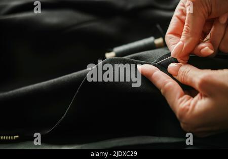 Maßgeschneiderter Anzug in maßgeschneiderter Ausführung Stockfoto