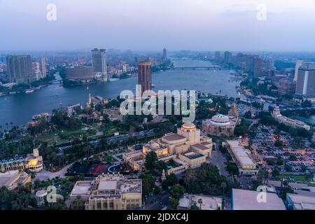 Ägypten, Kairo, erhöhte Ansicht des Gezira-Viertels mit Nil, Garden City und El Manial im Hintergrund Stockfoto