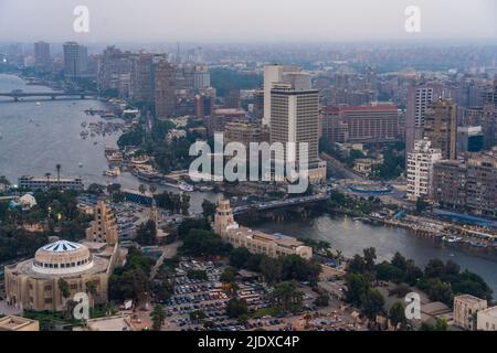 Ägypten, Kairo, erhöhter Blick auf den Nil und die umliegenden Gebäude in der Abenddämmerung mit Dokki-Viertel im Hintergrund Stockfoto