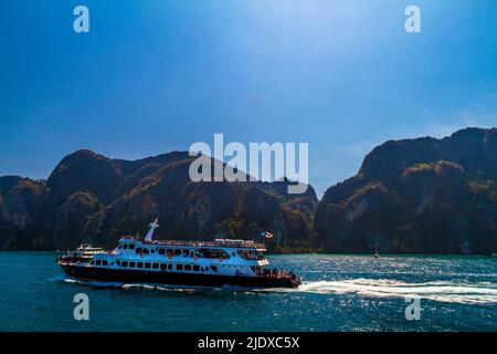 Thailand Passagierboot in aquablauen Gewässern im Süden Thailands. Stockfoto