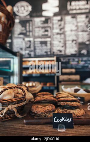 Auswahl an Keksen und Brot auf dem Tisch in der Bäckerei Stockfoto