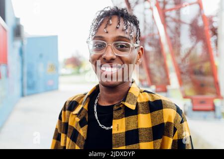 Glücklicher junger Mann mit Brille Stockfoto