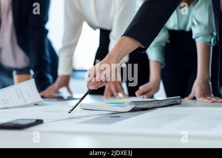 Geschäftsmann erklärt Kollegen die Dokumente im Büro Stockfoto