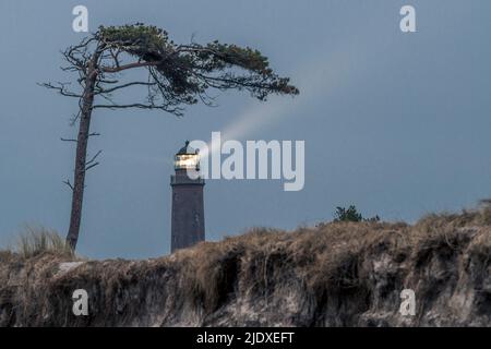 Deutschland, Mecklenburg-Vorpommern, Leuchtturm leuchtet in Darsser Ort bei Dämmerung Stockfoto