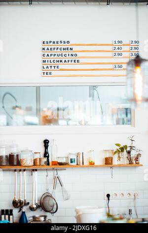 Speisekarte an der Wand der Küche im Café Stockfoto