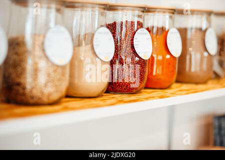 Zutatengläser mit Etiketten im Regal im Café Stockfoto