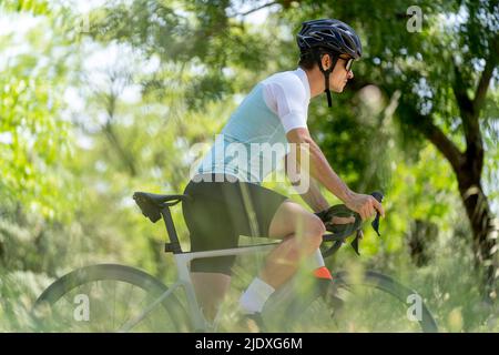 Reife Sportler tragen Helm Fahrrad fahren Stockfoto