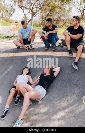 Freunde machen Pause und entspannen im Skateboard Park Stockfoto