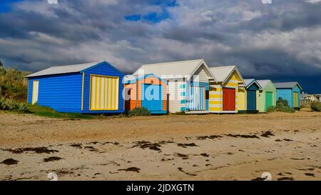 Safety Beach, Victoria Australien - 19. Mai 2013: Eine Reihe von farbenfrohen Strandhütten am Safety Beach auf der Mornington Peninsula in Victoria Australien Stockfoto