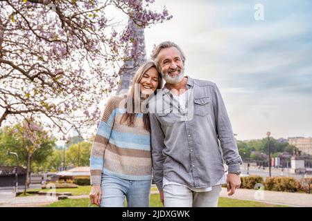 Glückliches reifes Paar, das vor dem Eiffelturm, Paris, Frankreich, zusammen läuft Stockfoto
