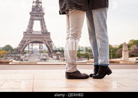 Ehepaar, das vor dem Eiffelturm steht, Paris, Frankreich Stockfoto