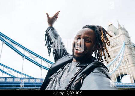Fröhlicher Mann mit Dreadlocks beim Selfie, London, England Stockfoto
