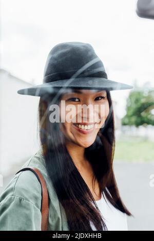 Lächelnd schöne junge Frau mit Hut Stockfoto