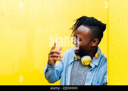 Glücklicher Mann mit Dreadlocks bei Videoanruf über Smartphone Stockfoto