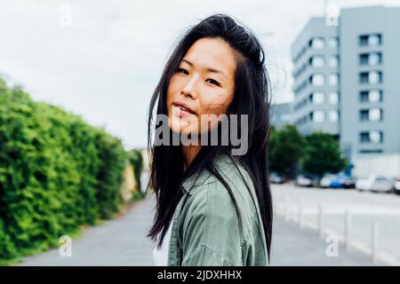 Junge schöne Frau mit langen schwarzen Haaren Stockfoto