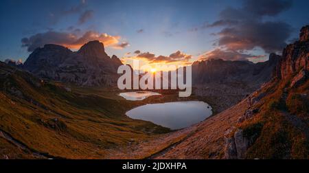 Italien, Südtirol, Blick auf den Laghi dei Piani und den Innichriedlknoten bei Sonnenaufgang Stockfoto