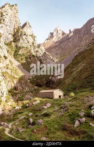 Spanien, Provinz Leon, Leon, abgeschiedene Hütte in den Picos de Europa Bergen Stockfoto