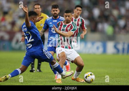 Rio De Janeiro, Brasilien. 23.. Juni 2022. Andre do Fluminense bestreitet die Bewerbung mit Geovane de Jesus do Cruzeiro während des Spiels zwischen Fluminense und Cruzeiro für die Runde von 16 der Copa do Brasil 2022 im Estadio do Maracana am Donnerstag, den 23. (Daniel Castelo Branco/DiaEsportivo/SPP) Quelle: SPP Sport Press Foto. /Alamy Live News Stockfoto