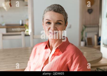 Porträt von lächelnden Reife Frau zu Hause Stockfoto