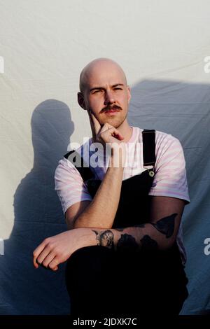Glatze vor weißem Hintergrund Stockfoto