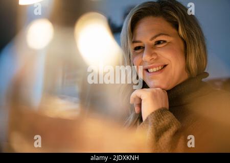 Happy Geschäftsfrau mit Hand am Kinn Stockfoto