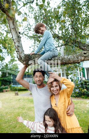 Glückliche Familie genießen zusammen im Hinterhof Stockfoto