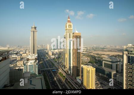 Vereinigte Arabische Emirate, Dubai, Sheikh Zayed Road erstreckt sich zwischen hohen Wolkenkratzern in der Innenstadt Stockfoto