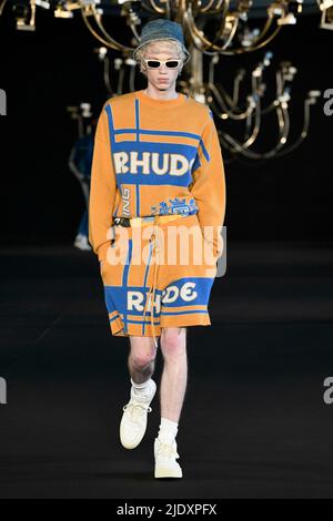 Paris, Frankreich. 23.. Juni 2022. RHUDE SS23 Runway während der Paris Fashion Week am 2022. Juni - Paris, Frankreich. 22/06/2022 Credit: dpa/Alamy Live News Stockfoto