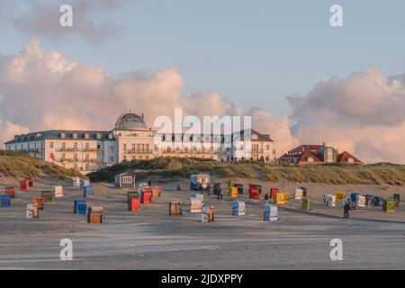 Deutschland, Niedersachsen, Juist, Liegestühle mit Kapuze vor dem Strandhotel Kurhaus Stockfoto