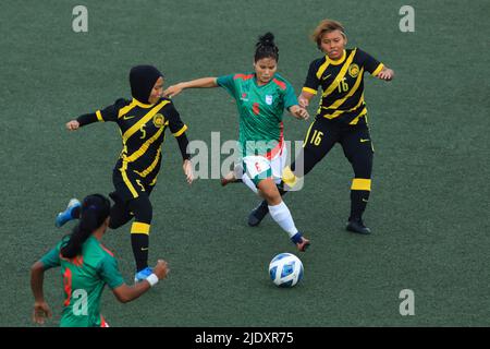 Dhaka, Bangladesch. 23.. Juni 2022. Monika Chakma (6) vom Team Bangladesh und nur Syafiqah Binti Zainal Abidin (16) vom Team Malayasia wurden während des Freundschaftsspiel zwischen Malayasien und Bangladesch im Bir Shrestha Shaheed Shipahi Mustofa Kamal Stadium in Aktion gesehen. (Endergebnis; Bangladesch 6:0 Malayasia) Credit: SOPA Images Limited/Alamy Live News Stockfoto