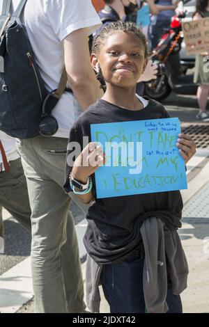 Lehrer, Studenten und Eltern demonstrieren vor einer öffentlichen Schule in Windsor Terrace in Brooklyn gegen neue Schulbudgetkürzungen von Bürgermeister Adams, nachdem sie gerade erst aus der schwierigen Covid-19-Pandemie hervorgegangen sind. Stockfoto