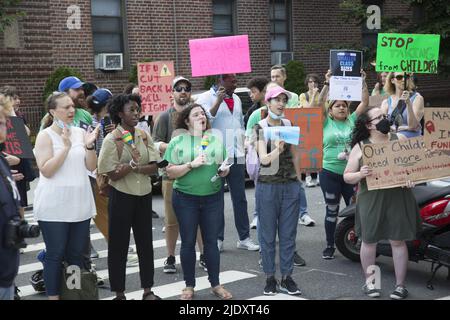 Lehrer, Studenten und Eltern demonstrieren vor einer öffentlichen Schule in Windsor Terrace in Brooklyn gegen neue Schulbudgetkürzungen von Bürgermeister Adams, nachdem sie gerade erst aus der schwierigen Covid-19-Pandemie hervorgegangen sind. Stockfoto