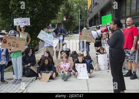 Lehrer, Studenten und Eltern demonstrieren vor einer öffentlichen Schule in Windsor Terrace in Brooklyn gegen neue Schulbudgetkürzungen von Bürgermeister Adams, nachdem sie gerade erst aus der schwierigen Covid-19-Pandemie hervorgegangen sind. Stockfoto