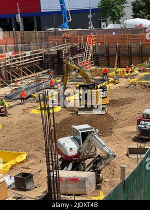 Blick auf eine große Baustelle für Wohngebäude in der Nähe des Prospect Park im Stadtteil Windsor Terrace in Brooklyn, New York. Stockfoto