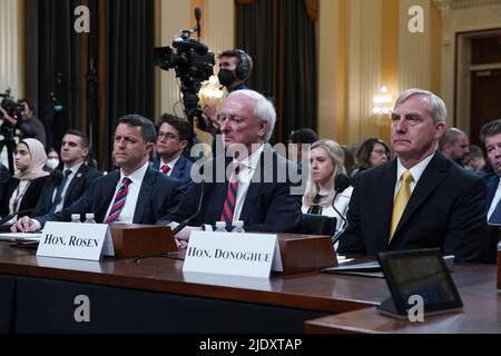 Washington, Usa. 23.. Juni 2022. Steven Engel, ehemaliger stellvertretender Generalanwalt für die Rechtsabteilung, Jeffrey Rosen, ehemaliger amtierender Generalanwalt, Und Richard Donoghue, ehemaliger stellvertretender Generalanwalt, sagt während des Auswahlausschusses des Repräsentantenhauses aus, der den Angriff auf die öffentlichen Anhörungen des US-Kapitols vom 6. Januar untersucht, die am Donnerstag, dem 23. Juni 2022, abgehalten wurden, um die Ergebnisse einer einjährigen Untersuchung auf dem Capitol Hill in Washington, DC zu diskutieren. Foto von Jemal Gräfin/UPI Credit: UPI/Alamy Live News Stockfoto