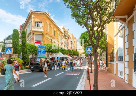 Die Rennbesucher kommen während des Grand Prix von Monaco in Monte Carlo, Monaco, an Ständen vorbei, an denen Rennsport- und Formel-1-Waren verkauft werden. Stockfoto