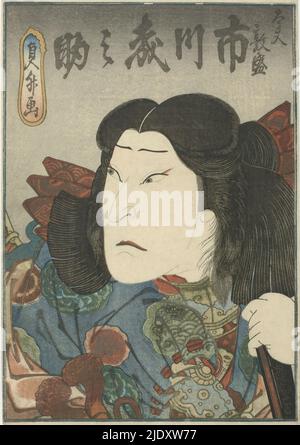 Verkleideter Kurtisane, Bühnenschauspieler Ichikawa Morinosuke II in der Rolle des verkleideten Kurtisanen Atsumori, im Stück 'Suma no Miyako Gempei tsutsuji'. Atsumori war ein Tayu, ein Kurtisane von höchstem Rang., Druckerei: Sadamasu (II) , Utagawa, (erwähnt auf Objekt), Osaka, 1840 - 1841, Papier, Farbholzschnitt, Höhe 252 mm × Breite 174 mm Stockfoto