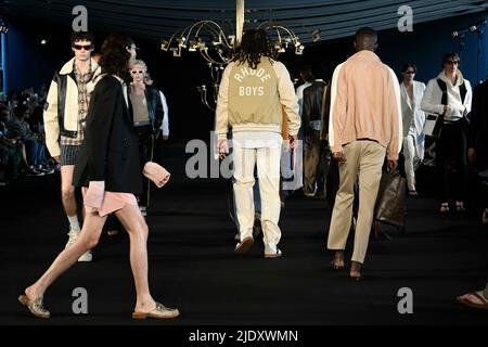 Paris, Frankreich. 23.. Juni 2022. RHUDE SS23 Runway während der Paris Fashion Week am 2022. Juni - Paris, Frankreich. 22/06/2022 Credit: dpa/Alamy Live News Stockfoto