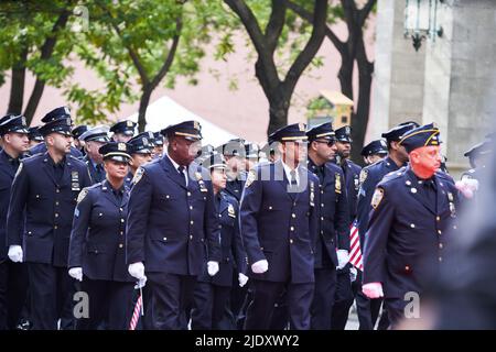 Manhattan, USA - 11. 2021. November: NYPD-Beamte bei der Veterans Day Parade in New York City Stockfoto