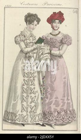 Journal des Dames et des Modes, Frankfurter Ausgabe 2 Juin 1822, Costumes Parisiens (23), Laut dem Begleittext (S. 623 und 624): Abb. 1: Glatte Frisur mit Locken auf Kopf und Stirn. Kleid aus 'gros d'été', mit quer angebrachten Bändern verziert, mit Knöpfen. Weiße Handschuhe. Schwarze Schuhe. Abb. 2: 'Turban moabite' von 'Barèges' mit 'Chefs d'Or'. Satinkleid mit einer „Bouillon“, über der ein Satin-Rouleaux steht. Armbänder über den weißen Handschuhen. Weiße Schuhe. Der Druck ist Teil des Modemagazins Journal des Dames et des Modes, das in Frankfurt als Kopie des Fr. Stockfoto